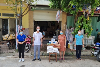 Quận Hà Đông: Phường Dương Nội tặng hơn 3 tấn gạo cho người lao động gặp khó khăn