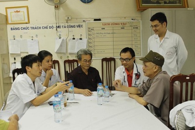 Bệnh viện E và phường Nghĩa Tân phối hợp khám bệnh miễn phí cho đối tượng chính sách