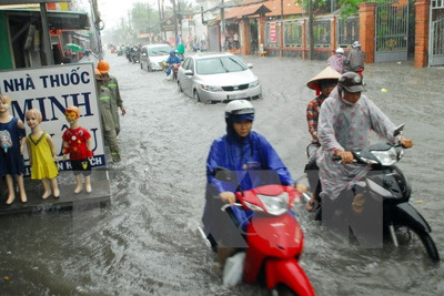 Nhiều khu vực tại TP Hồ Chí Minh lại ngập sâu do mưa lớn