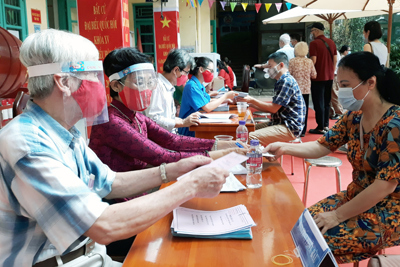 Phó Chủ tịch UBND Hà Nội Dương Đức Tuấn và các cử tri bỏ phiếu bầu tại quận Hoàn Kiếm
