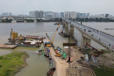 Phương tiện thủy nội địa lưu thông thế nào qua khu vực cầu Vĩnh Tuy?