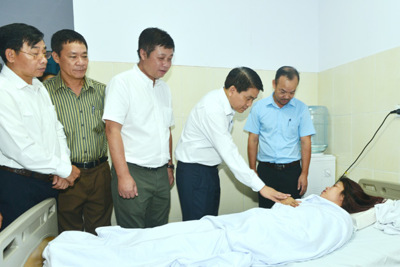 Chủ tịch Nguyễn Đức Chung thăm nữ công nhân môi trường bị hành hung