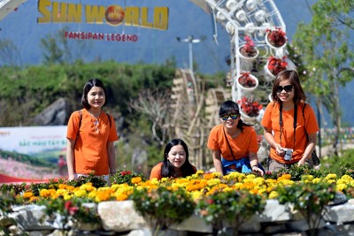 Du khách thích thú ghi lại những góc hình đẹp lạ tại Sun World Fansipan Legend