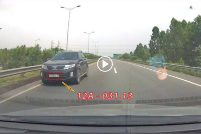 [Clip] Xe ô tô 5 chỗ bất chấp nguy hiểm đi ngược chiều trên cao tốc Nội Bài - Lào Cai