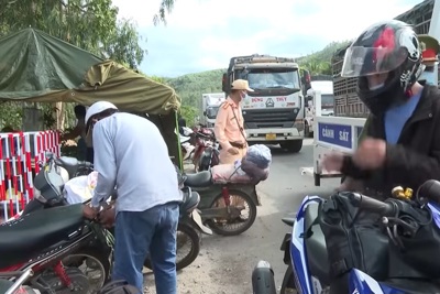 Quảng Ngãi tăng cường kiểm soát người dân đi xe máy về quê tránh dịch