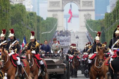 Màn diễu binh đậm sắc màu chống Covid-19 kỷ niệm Quốc khánh Pháp