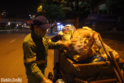[Ảnh] Hà Nội: Công nhân vệ sinh môi trường "trắng đêm" gom rác giữa đại dịch