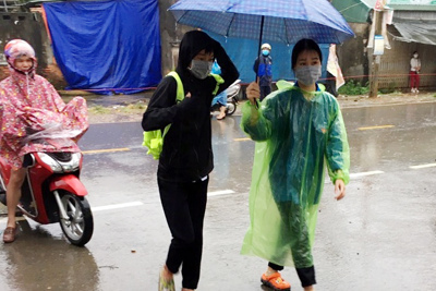 Đoàn Thanh niên Quốc Oai đội mưa tiếp sức thí sinh thi vào lớp 10 THPT