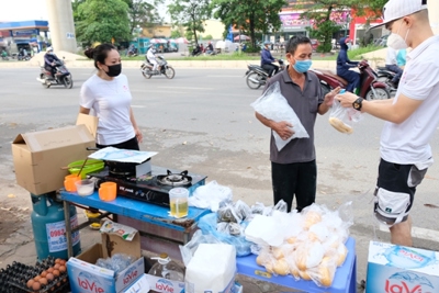 Ấm lòng bữa sáng miễn phí tặng người lao động khó khăn tại Hà Nội