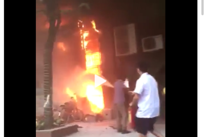 Nhà sách bất ngờ bốc cháy dữ dội trên phố Phùng Hưng, Hà Đông