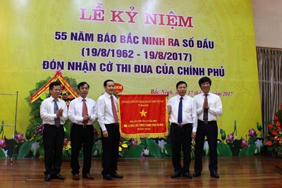 Báo Bắc Ninh kỷ niệm 55 năm ngày ra số đầu và đón nhận Cờ thi đua của Chính phủ