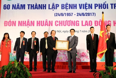 Bệnh viện Phổi Trung ương được nhận Huân chương Lao động hạng Nhất