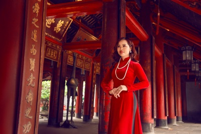 Á hậu Phạm Thị Cúc: Người đẹp xứ Thanh “nặng tình”  với tà áo dài dân tộc