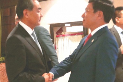 Bộ trưởng Phạm Bình Minh gặp Bộ trưởng Ngoại giao Trung Quốc sau khi khung COC được thông qua