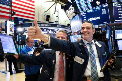 Chứng khoán Mỹ: Nhà đầu tư ào ào gom cổ phiếu, S&P 500 lập kỷ lục mới