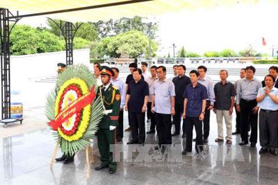 Phó Thủ tướng Trịnh Đình Dũng dâng hương tại các Nghĩa trang Liệt sĩ ở Quảng Trị