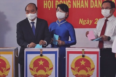 Chủ tịch nước Nguyễn Xuân Phúc bỏ phiếu bầu cử tại Củ Chi, TP Hồ Chí Minh