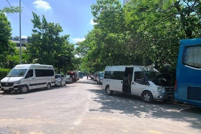Nhức nhối tình trạng xe ô tô "bủa vây" trường Tiểu học Trung Yên