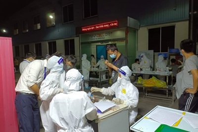 Khẩn trương test nhanh thí điểm cho 200 công nhân tại Bắc Giang