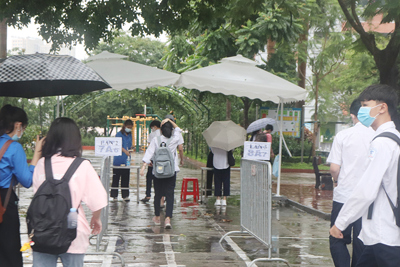 Sáng nay, 2.822 thí sinh quận Bắc Từ Liêm “đội mưa” thi vào lớp 10