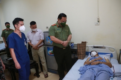 Giám đốc Công an TP Hà Nội thăm, động viên chiến sỹ bị shipper "thông chốt" đâm trọng thương