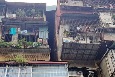 Hà Nội: Bảo đảm an toàn cho người dân tại nhà chung cư cũ nguy hiểm trong mùa mưa bão