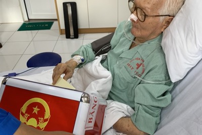 Những hòm phiếu lưu động phục vụ bệnh nhân ở Ba Đình