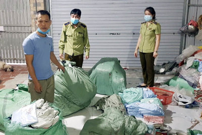 Quản lý thị trường Hà Nội phát hiện 1000 áo chống nắng giả mạo nhãn hiệu