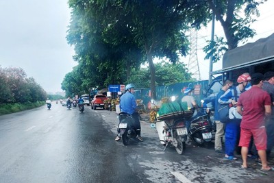 Phớt lờ lệnh cấm, chợ “cóc” vẫn họp tràn đường gom Đại lộ Thăng Long