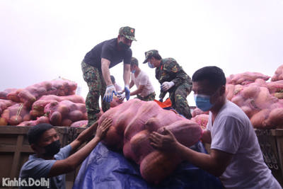 Chuyến tàu nghĩa tình: Vận chuyển gạo, nhu yếu phẩm hỗ trợ người dân ở TP Hồ Chí Minh và Bình Dương