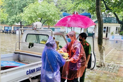 Chùm ảnh: Hỗ trợ quần áo cho thí sinh bị ướt, hình ảnh đẹp trong ngày mưa gió