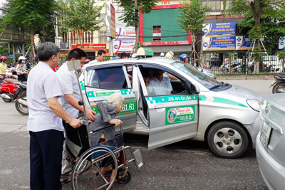 Nhức nhối tình trạng taxi lộn xộn trước cổng bệnh viện