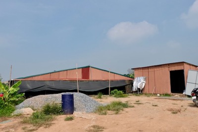 Huyện Mê Linh: Tự ý xây trại nuôi gà gần 1.800m2 ven bãi sông Hồng, chính quyền địa phương nói gì?