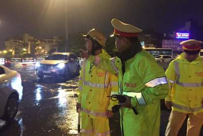 Hà Nội: Cảnh sát giao thông huy động 100% quân số ứng trực bão số 10