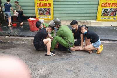 Khống chế đối tượng nghi "ngáo đá" chặn ô tô trấn tiền, tấn công cảnh sát ở Hà Đông