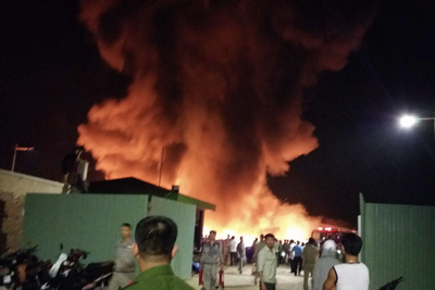 Cháy lớn ở khu vực kho hàng công ty nhựa Tiền Phong