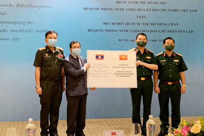 Bộ Tư lệnh Thủ đô Hà Nội hỗ trợ vật tư y tế chống dịch cho Bộ Chỉ huy quân sự Thủ đô Viêng Chăn