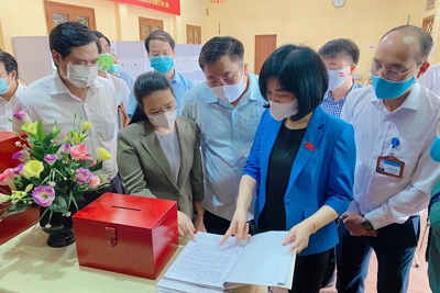 Phó Chủ tịch HĐND TP Phùng Thị Hồng Hà: Hoàng Mai tập trung cao độ để làm tốt công tác dập dịch và bầu cử