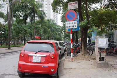 Cấm dừng đỗ phương tiện vào giờ cao điểm tại một số tuyến đường: Biển báo có cũng như không