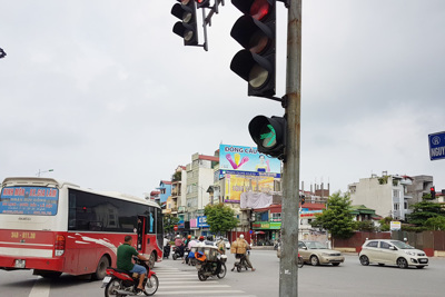 Vi phạm dừng chờ đèn đỏ tại nút giao Ngọc Lâm - Nguyễn Văn Cừ