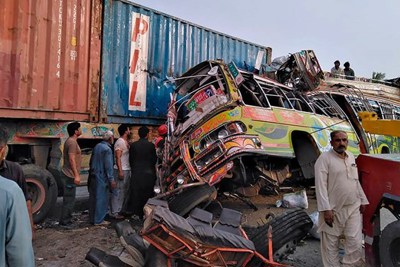 Pakistan: Xe buýt đâm container, 77 người thương vong