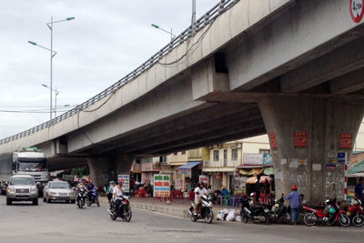 TP Vinh (Nghệ An): Ngang nhiên lấn chiếm gầm cầu vượt trái phép
