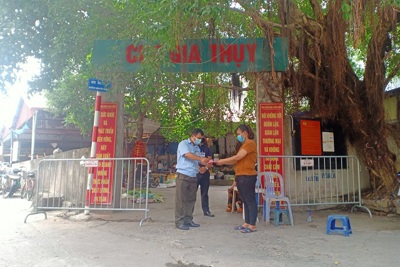 Long Biên: Người dân ủng hộ đi chợ bằng thẻ