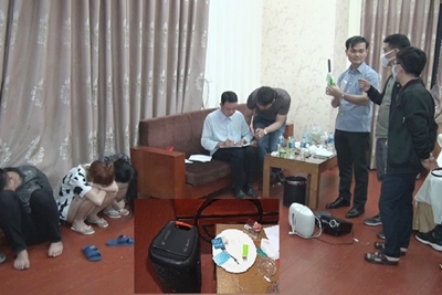 Đang “bay lắc” trong khách sạn ở Thành phố Phủ Lý, 19 nam nữ bị bắt quả tang