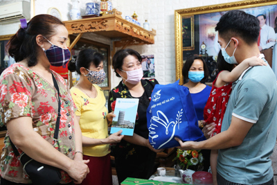 Tặng quà cho con một số y bác sĩ tình nguyện chi viện tại Bắc Ninh - Bắc Giang