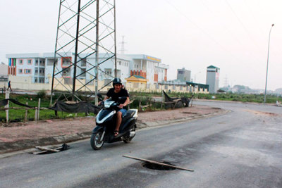 Thay thế các nắp hố ga bị mất tại phường Yên Nghĩa
