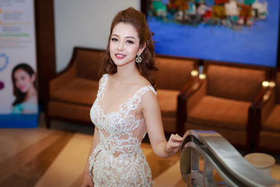 Hoa hậu Jennifer Phạm liên tục khoe phong cách gợi cảm