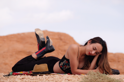 Hoa hậu Ngọc Diễm gợi cảm giữa sa mạc lớn nhất châu Á
