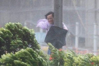 Sóng cao quá đầu người khi bão Hato đổ bộ vào Hong Kong