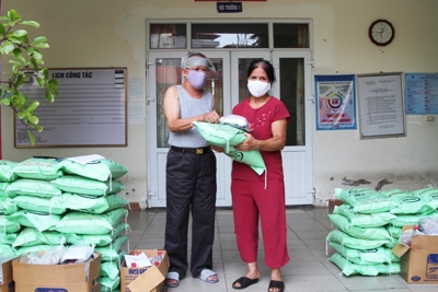 Hơn 600 suất quà hỗ trợ người dân phường Mai Dịch vượt qua dịch Covid-19